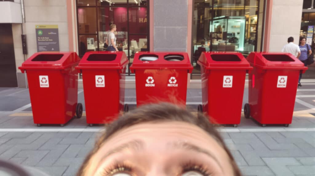 scopri quali rifiuti smaltire correttamente nei bidoni rossi per una gestione dei rifiuti efficiente e responsabile.