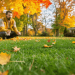 scopri cosa evitare assolutamente per il tuo prato in autunno: i consigli degli esperti per mantenere il verde sano e rigoglioso durante la stagione più fredda.