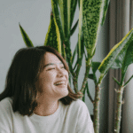 scopri questa pianta unica che, a differenza della sansevieria, sopravvive anche con poca luce e migliora la qualità del tuo sonno.