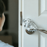 scopri perché alcune persone avvolgono la maniglia con carta stagnola e valuta l'efficacia di questo metodo per la protezione e l'igiene.