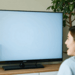 scopri il trucco efficace per rendere il tuo schermo tv come nuovo senza usare detergenti o disinfettanti. metodo naturale e semplice per una pulizia impeccabile.