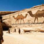 una straordinaria scoperta archeologica rivela che 12.000 anni fa dipingevano cammelli giganti per indicare la presenza di acqua, offrendo nuove prospettive sulla vita e l'ambiente dell'epoca.