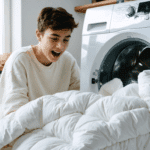 scopri il trucco per un piumino perfetto: basta tre gocce in lavatrice per eliminare grumi e cattivi odori, riportandolo come nuovo.